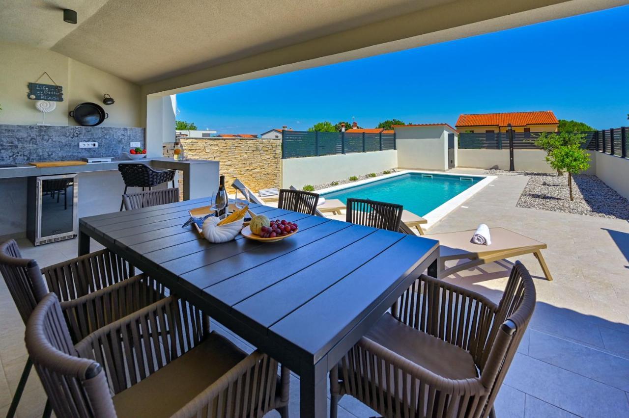 Apartment Zala With Private Pool Liznjan Exterior photo